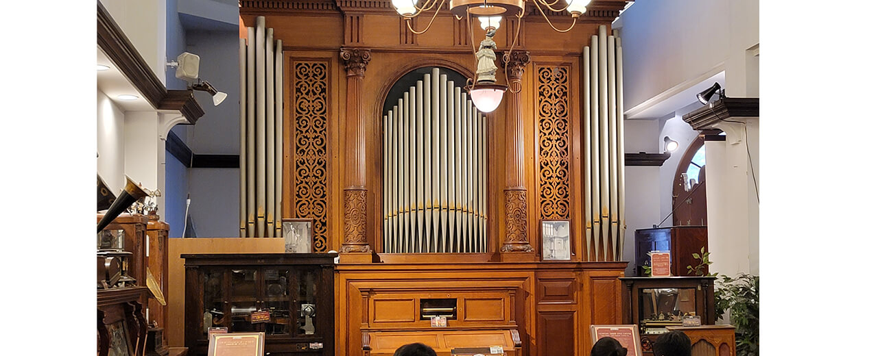 オルゴール仕掛けのパイプオルガン